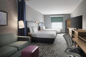 Home2 Suites By Hilton Dallas East客房内的一张或多张床位