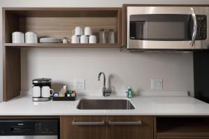 Home2 Suites By Hilton Dallas East的厨房或小厨房