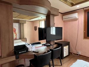 ポハンにあるKingdom Motelのデスク、パソコン、椅子が備わる客室です。