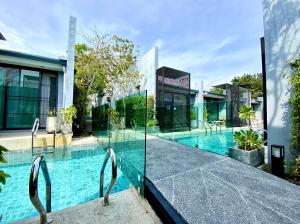 Bazén v ubytování Xen Pool Access nebo v jeho okolí
