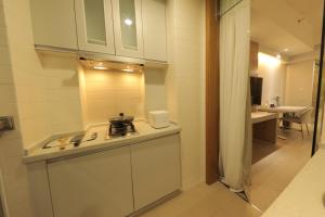 Кухня або міні-кухня у Shanghai Suju Service Apartment Pudong Wanda Plaza Zhoupu Subway Station Branch