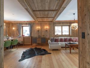 Posezení v ubytování Unique chalet in the center of Elmau near skilift