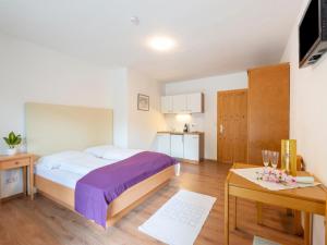 una camera con un grande letto e un tavolo di Property in Kirchbichl a Kirchbichl