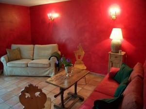 Luxurious apartment with sauna的休息区