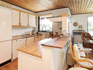 Kuchyň nebo kuchyňský kout v ubytování 8 person holiday home in Struer-By Traum