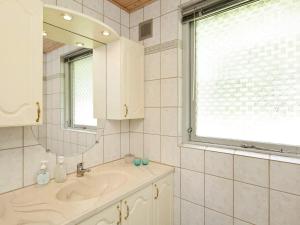 Koupelna v ubytování 8 person holiday home in Struer-By Traum