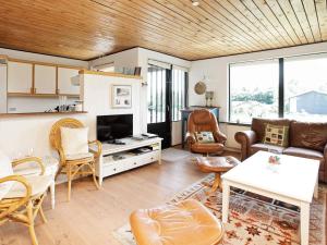 TV a/nebo společenská místnost v ubytování 8 person holiday home in Struer-By Traum