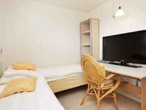 Postel nebo postele na pokoji v ubytování 8 person holiday home in Struer-By Traum