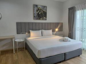 um quarto com uma cama grande em um quarto em Xen Pool Access em Ban Klang