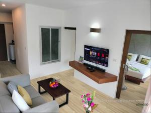 TV a/nebo společenská místnost v ubytování Suite in Replay at Bangrak Beach