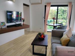 TV a/nebo společenská místnost v ubytování Suite in Replay at Bangrak Beach