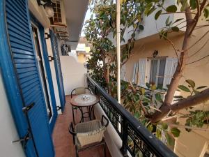 a balcony with a table and some plants at Studios Eftichia in Fourni Ikarias