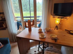 Część wypoczynkowa w obiekcie Petit cocon plein sud vue montagnes Lesclesdenicole