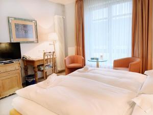 Postel nebo postele na pokoji v ubytování REGIOHOTEL Wittekind Burg