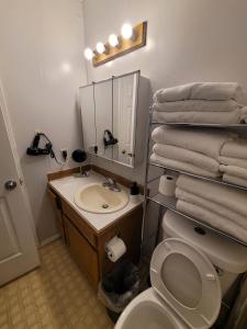 Ένα μπάνιο στο Your cozy little house away from home plus jacuzzy