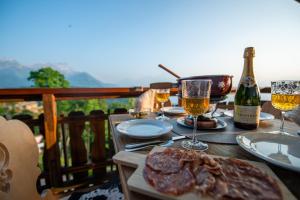Drykkir á Clouds Apartment Alpin Luxury View and Pool