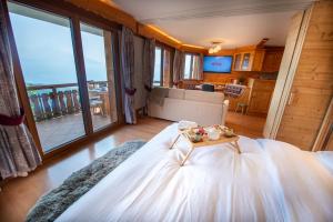 Rúm í herbergi á Clouds Apartment Alpin Luxury View and Pool