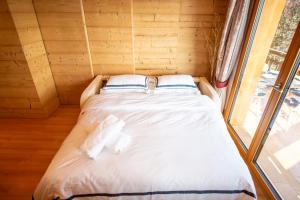 Rúm í herbergi á Clouds Apartment Alpin Luxury View and Pool