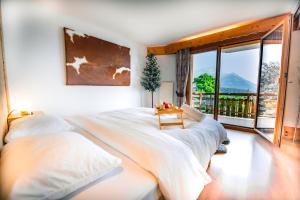 Rúm í herbergi á Clouds Apartment Alpin Luxury View and Pool