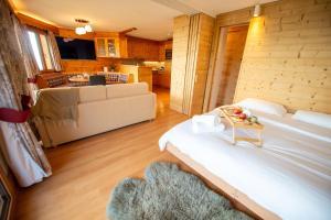 Rúm í herbergi á Clouds Apartment Alpin Luxury View and Pool