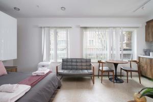 Posezení v ubytování Modern Studio Condo in Central Prime Location