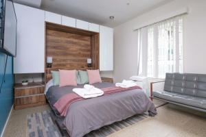 Postel nebo postele na pokoji v ubytování Modern Studio Condo in Central Prime Location