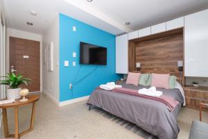 Postel nebo postele na pokoji v ubytování Modern Studio Condo in Central Prime Location