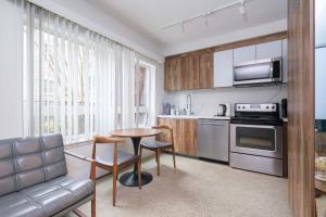 Kuchyň nebo kuchyňský kout v ubytování Modern Studio Condo in Central Prime Location