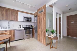 Kuchyň nebo kuchyňský kout v ubytování Modern Studio Condo in Central Prime Location