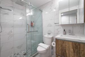 Koupelna v ubytování Modern Studio Condo in Central Prime Location