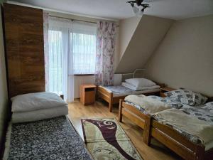 a room with two beds and a window at Kwatera prywatna u Janiny in Biały Dunajec