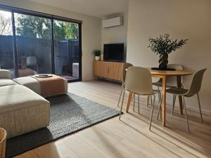 Μια τηλεόραση ή/και κέντρο ψυχαγωγίας στο Courtenay Street Abode