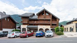 eine Gruppe von Autos, die vor einem Gebäude geparkt sind in der Unterkunft Hermine 1 N09 - 2P4 in Morillon