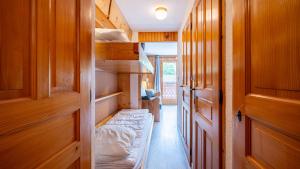 ein Flur mit Etagenbetten in einem Minihaus in der Unterkunft Hermine 1 N09 - 2P4 in Morillon