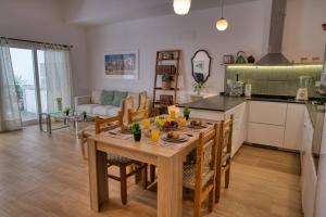 O bucătărie sau chicinetă la Stunning Home, AC, Beach, Backyard, 4 BR +37 fotografii