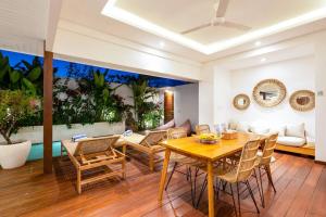 une salle à manger avec une table et des chaises dans l'établissement Villa Ryky near Luna Beach Club, à Cemagi