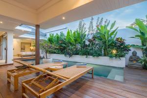 un salon avec une piscine et des plantes dans l'établissement Villa Ryky near Luna Beach Club, à Cemagi