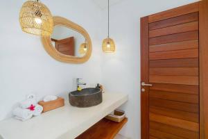une salle de bain avec un lavabo et un miroir au mur dans l'établissement Villa Ryky near Luna Beach Club, à Cemagi 36 autres photos