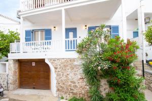 斯派赛斯Fourospito的一个带车库和阳台的房子