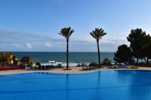 アルヴォルにあるPestana Alvor Praia Premium Beach & Golf Resortの海の景色を望むスイミングプール