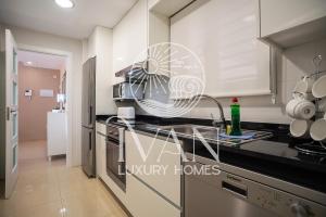 Kuchyňa alebo kuchynka v ubytovaní Casa Miriam Ivan Luxury Homes 2ªPlta Sur 1ªLinea