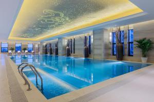 a large swimming pool in a hotel room at Wanda Realm Chifeng Hotel in Chifeng