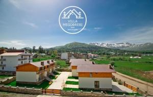 Cảnh núi rừng hoặc tầm nhìn ra núi từ nhà nghỉ dưỡng