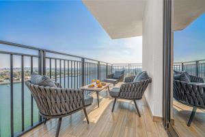 balcone con sedie, tavolo e vista di Abu Dhabi Premier Apt -Steps to Ferrari World & Yas Mall a Abu Dhabi