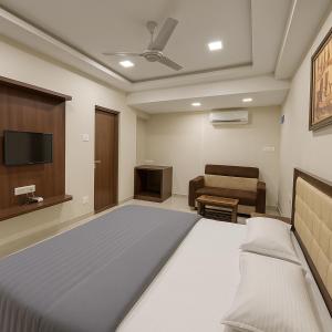 StayGuru Park View Residency客房内的一张或多张床位