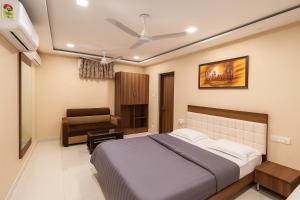 StayGuru Park View Residency客房内的一张或多张床位