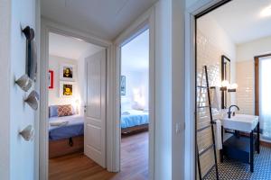 een badkamer met een wastafel en een slaapkamer bij Casa Giallo village home-by Italian Apartaments in Lenno