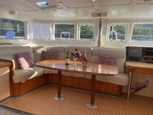 Kuchyň nebo kuchyňský kout v ubytování Catamaran Lagoon 440 Calypso