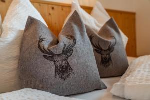 two pillows with deer heads on a bed at Appartement Sonne im Ferienhaus Johanna - Mayrhofen-Hippach- In der Nähe von der Skipiste in Hippach