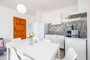 Η κουζίνα ή μικρή κουζίνα στο Gran Sol Family 8